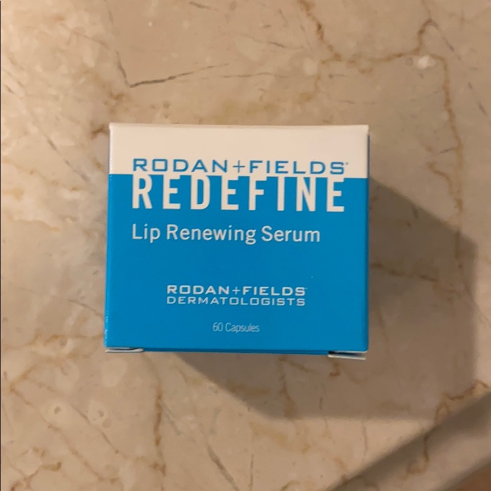 Lip renewing serum